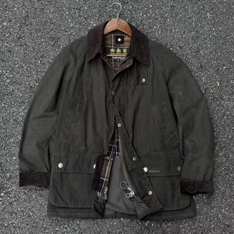 Mørkegrøn jakke med brun krave og ternet for, hængende på bøjle. Perfekt til udendørs brug, stilfuld og funktionel.