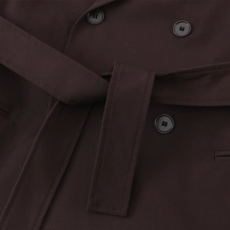 Mørkebrun trenchcoat med bælte og sorte knapper, elegant design, klassisk herremode, stilfuld overtøj til efterår og vinter.