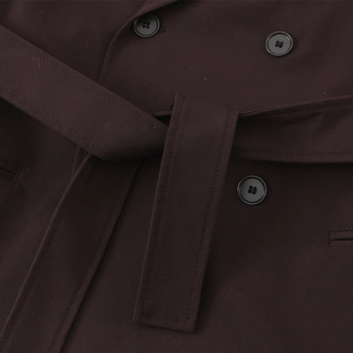 Mørkebrun trenchcoat med bælte og sorte knapper, elegant design, klassisk herremode, stilfuld overtøj til efterår og vinter.