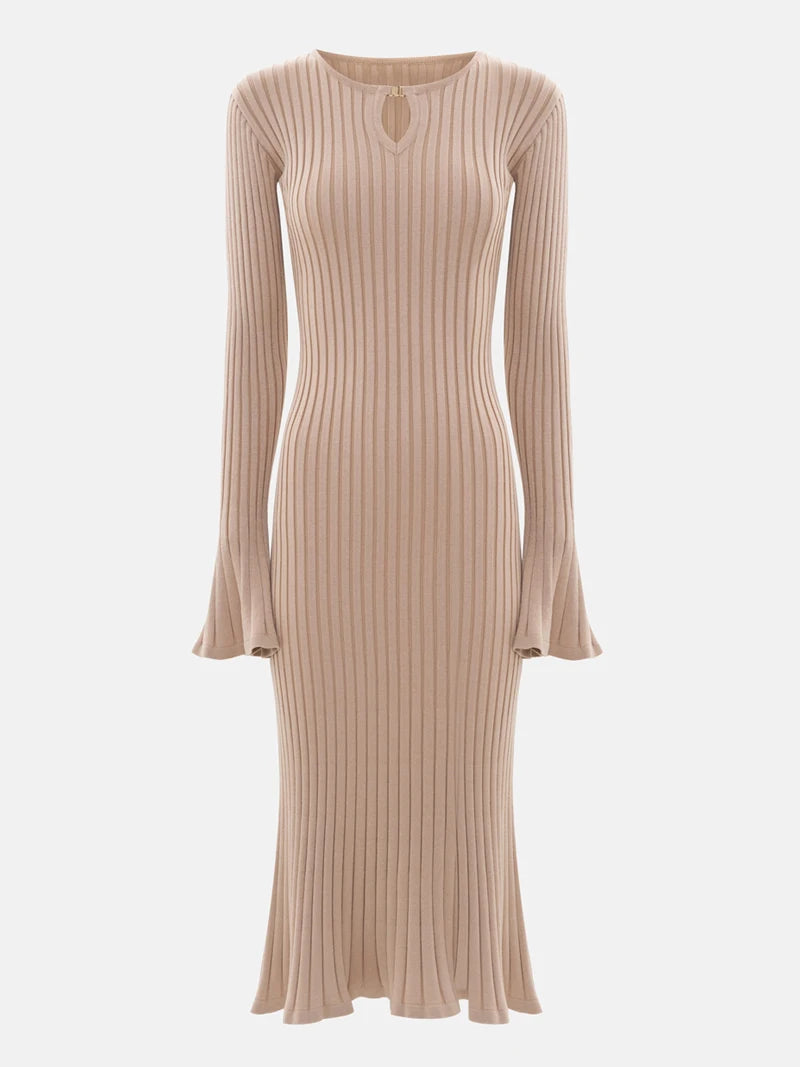 Langærmet beige ribstrikket kjole med nøglehulsudskæring, elegant design, perfekt til efterårsmode. Komfortabel og stilfuld beklædning.