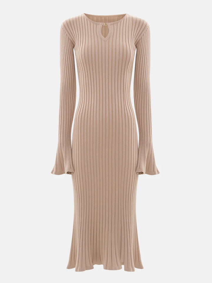 Langærmet beige ribstrikket kjole med nøglehulsudskæring, elegant design, perfekt til efterårsmode. Komfortabel og stilfuld beklædning.