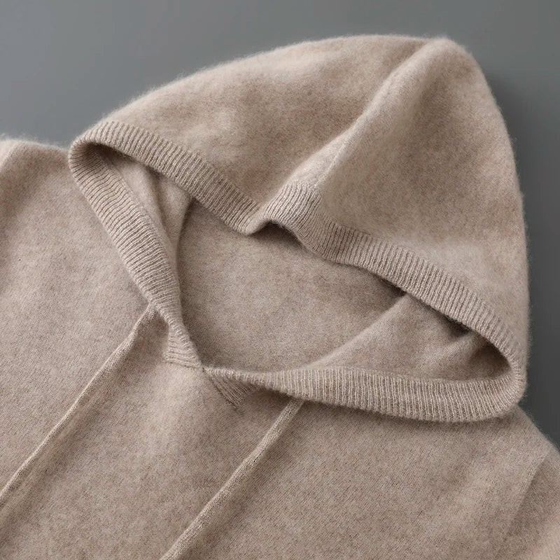 Beige cashmere hættetrøje på grå baggrund, blød og luksuriøs tekstur, perfekt til efterårsmode. Høj kvalitet, komfortabel og stilfuld beklædning.