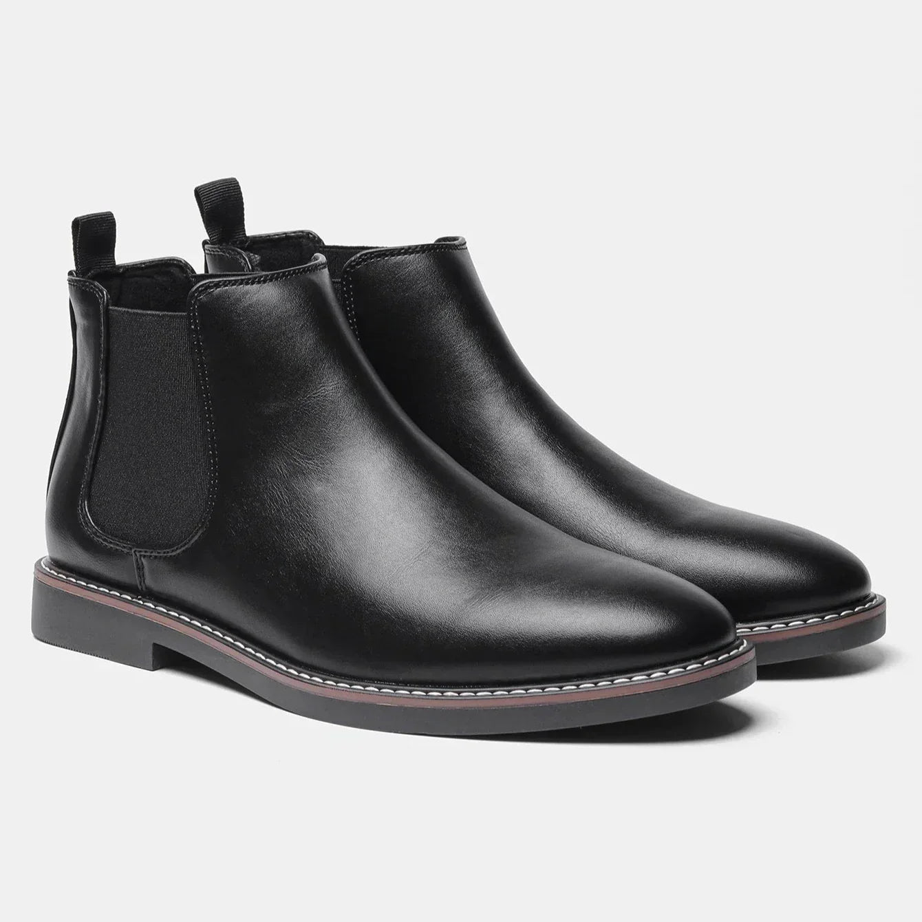 Sort læder Chelsea boots til mænd med elastiske sidepaneler og lav hæl. Stilfuldt fodtøj til hverdagsbrug. Perfekt til både formelle og afslappede anledninger.