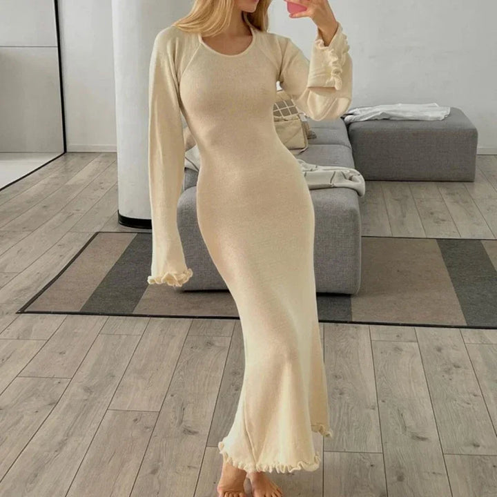 Lena Elegant maxi-neuletunikamekko avoimella selällä ja hillityillä röyhelöillä