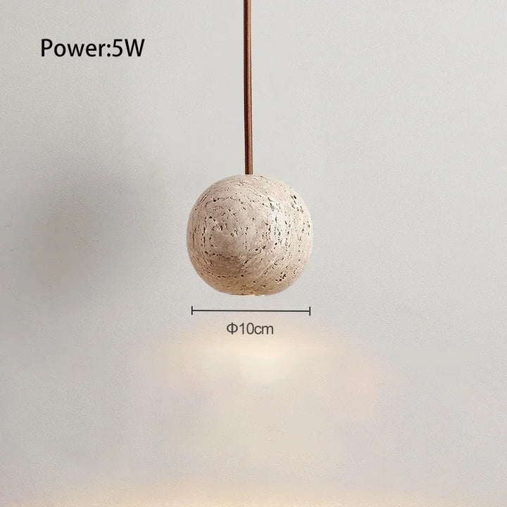 Minimalistisk pendellampe i beige beton, 5W, diameter 10 cm. Moderne belysning til stue eller køkken. Energi-effektiv og stilfuld indretning.