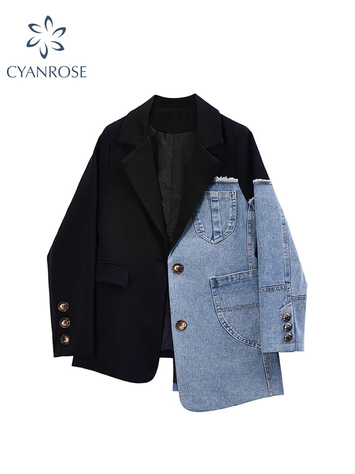 Sort og denim blazerjakke med asymmetrisk design, knapper og lommer. Unik modejakke til mænd og kvinder. Cyanrose mærke.