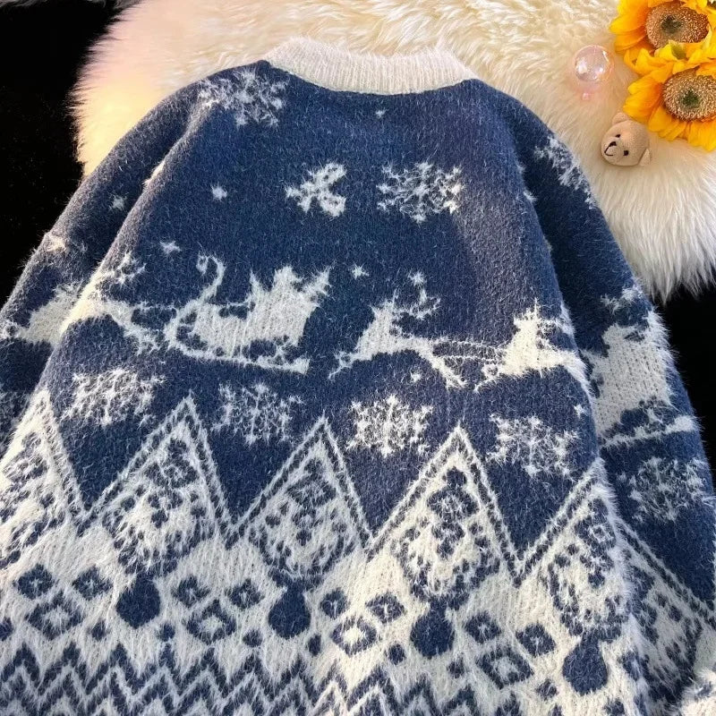Blå og hvid striktrøje med julemotiv af rensdyr og slæde. Varm vintertrøje, perfekt til jul og vinterhygge. Strikmønster med snefnug.