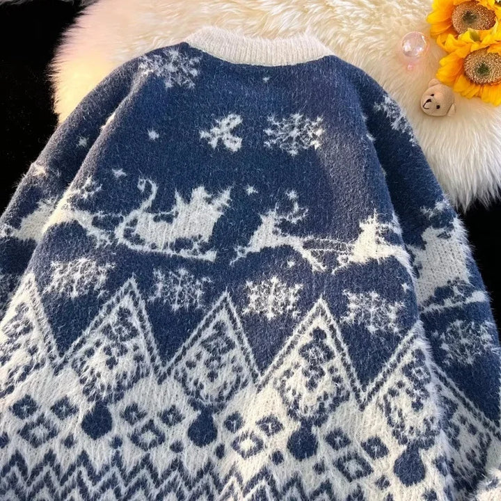 Blå og hvid striktrøje med julemotiv af rensdyr og slæde. Varm vintertrøje, perfekt til jul og vinterhygge. Strikmønster med snefnug.