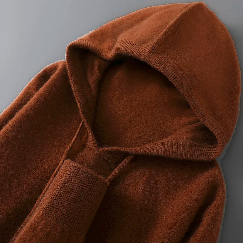 Brun hættetrøje i blødt stof, minimalistisk design, tæt strik, perfekt til efterår og vinter. Komfortabel og stilfuld beklædning.