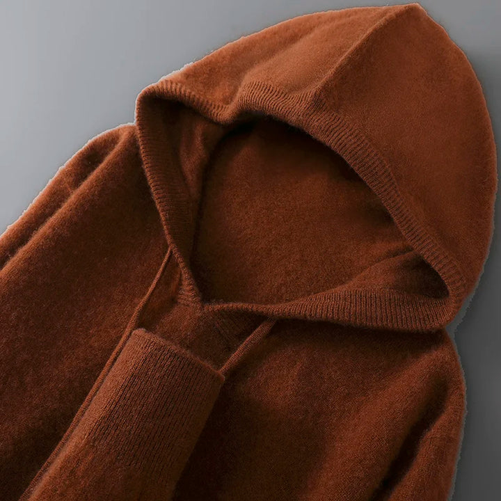 Brun hættetrøje i blødt stof, minimalistisk design, tæt strik, perfekt til efterår og vinter. Komfortabel og stilfuld beklædning.