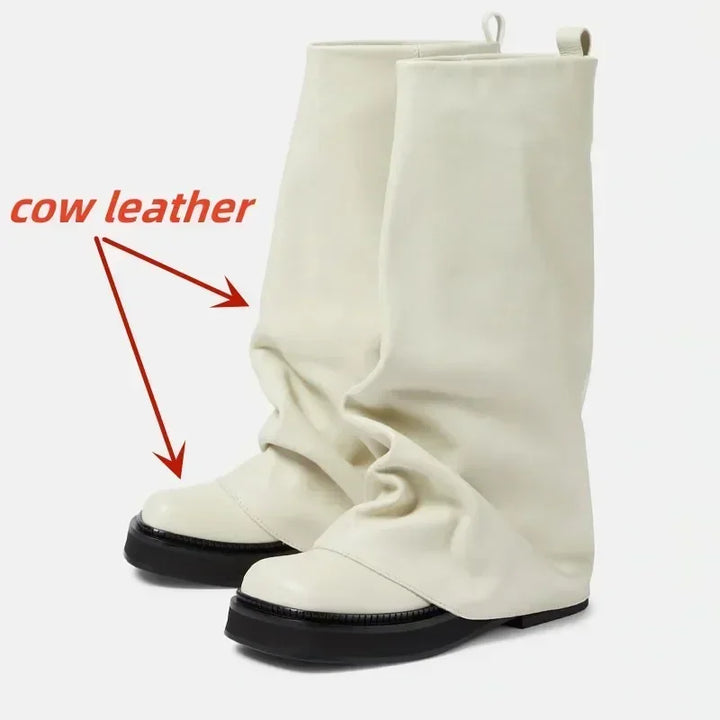 Hvide læderstøvler i koskind med sort sål, moderne design, rynket skaft, unisex mode, stilfulde vinterstøvler, komfortabelt fodtøj.