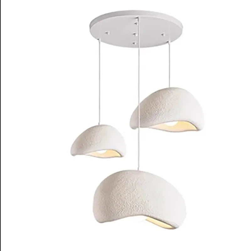 Hvid moderne loftlampe med tre justerbare skærme i minimalistisk design. Perfekt til stue eller køkken. Energibesparende LED-belysning.