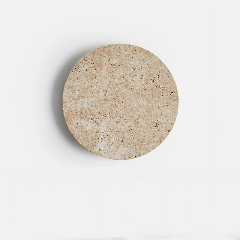 Rund bordskåner i beige marmor på hvid baggrund, minimalistisk design, naturlig sten, køkkenindretning, skandinavisk stil, moderne boligtilbehør.