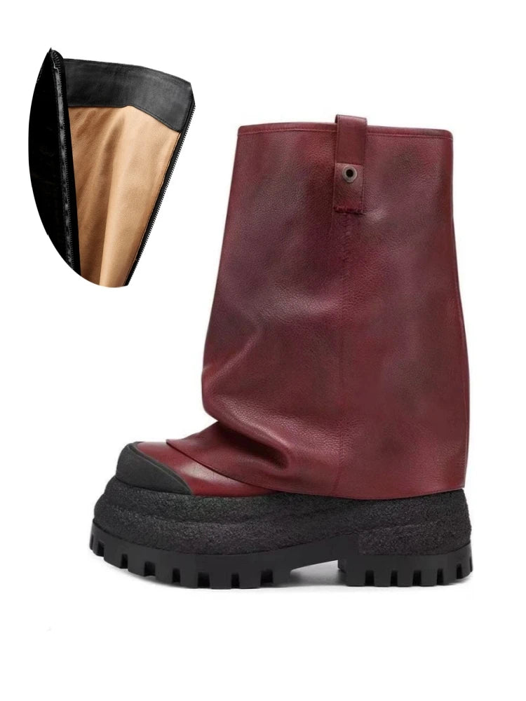 Bordeaux læderstøvle med tyk, sort gummisål og indvendig beige foring. Moderne design, robust fodtøj, unisex mode.