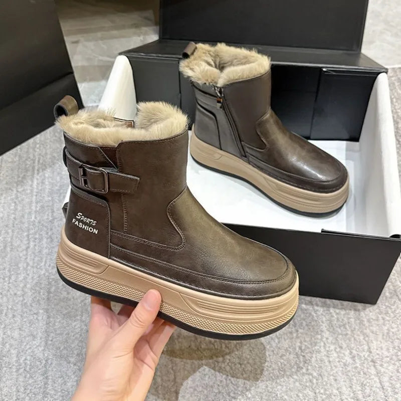 Brune vinterstøvler med pelsfor, lynlås og spænde, placeret i en skotøjsæske. Moderne design, komfortable og varme til koldt vejr.