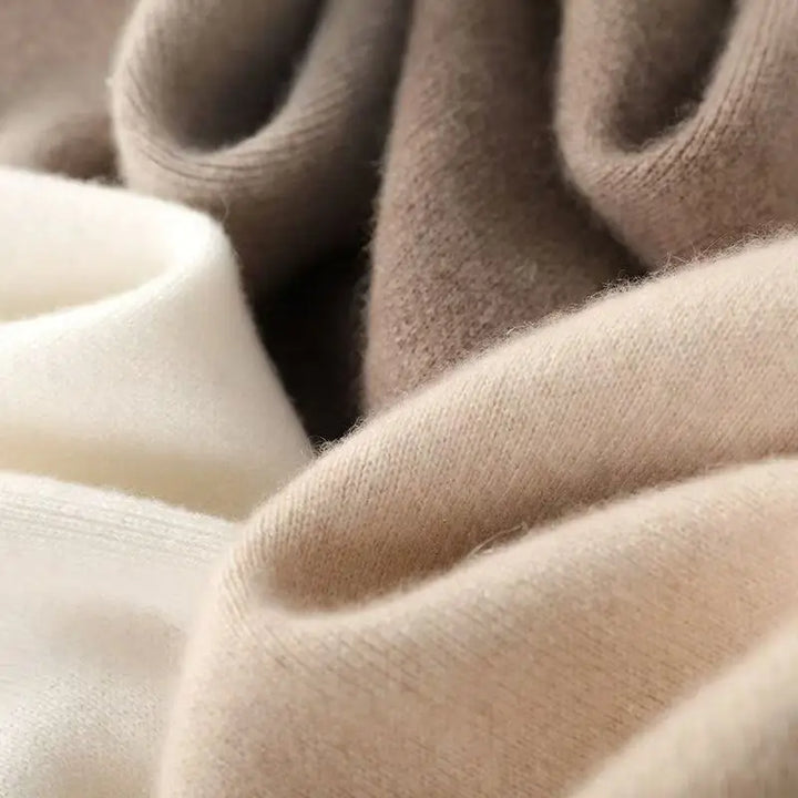 Bløde cashmere tekstiler i beige, brun og hvid. Luksuriøst strikmateriale, ideelt til vintertøj og mode. Høj kvalitet og komfort.