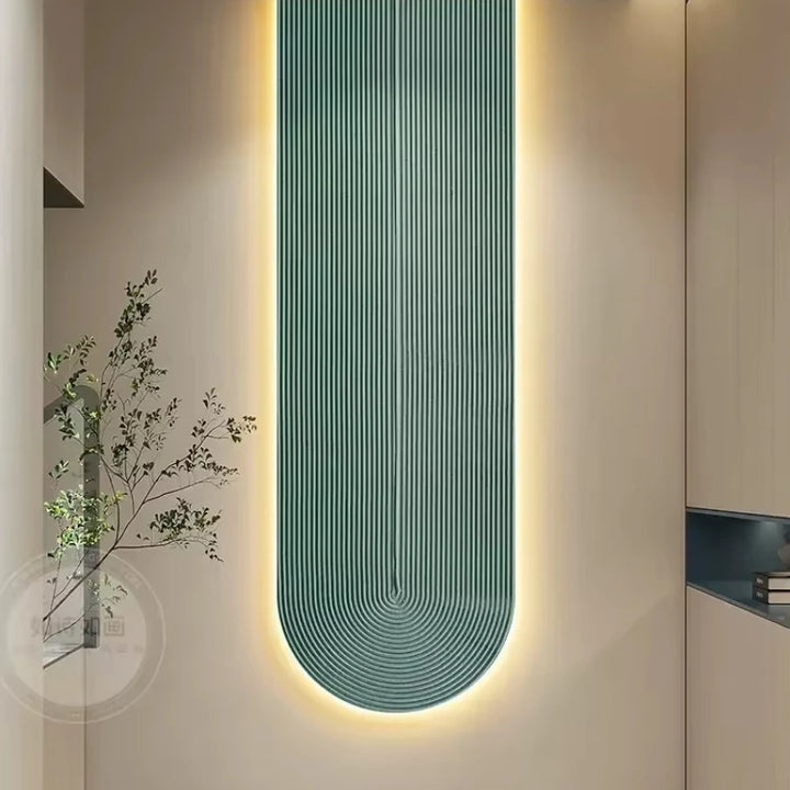Moderne vægkunst med lodrette, bølgede linjer i grøn og gul belysning. Stilfuld indretning, minimalistisk design, skandinavisk æstetik.