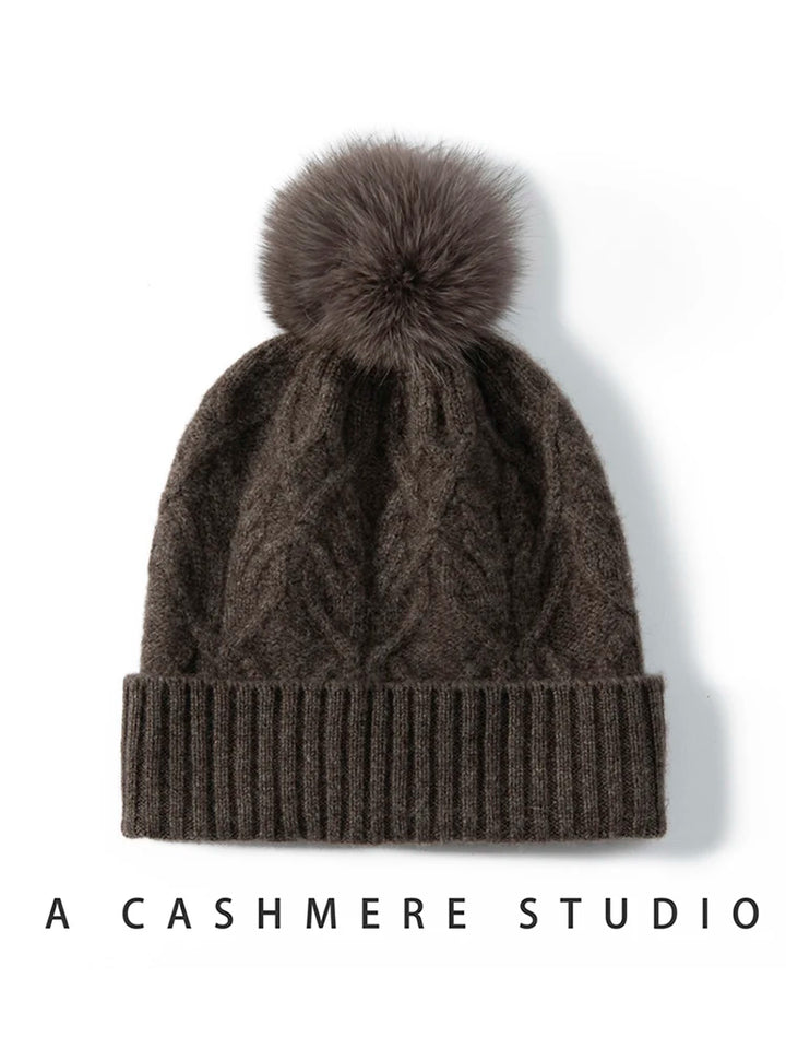 Brun kashmir hue med kvast, kabelstrik mønster. Vintermode tilbehør, luksus varm hue, stilfuld og blød. A Cashmere Studio design.