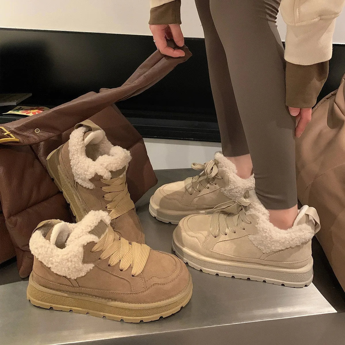 Brune og beige vinterstøvler med pelsfor, placeret på sort baggrund. Komfortable og stilfulde sko til kvinder, perfekte til kolde vejrforhold.