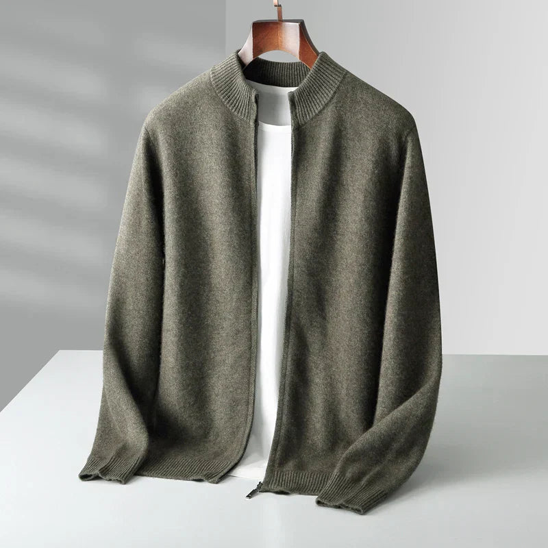 Grå cardigan i uld på bøjle, minimalistisk design, perfekt til efterårsmode. Komfortabel og stilfuld beklædning til mænd.