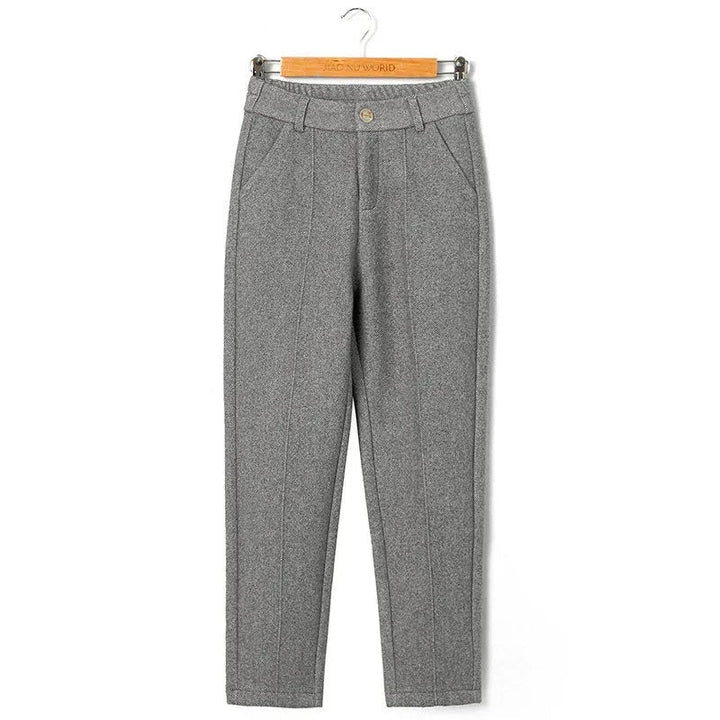 Grå uldbukser til mænd på bøjle, klassisk design med lommer og knaplukning. Perfekt til formelle og afslappede lejligheder.