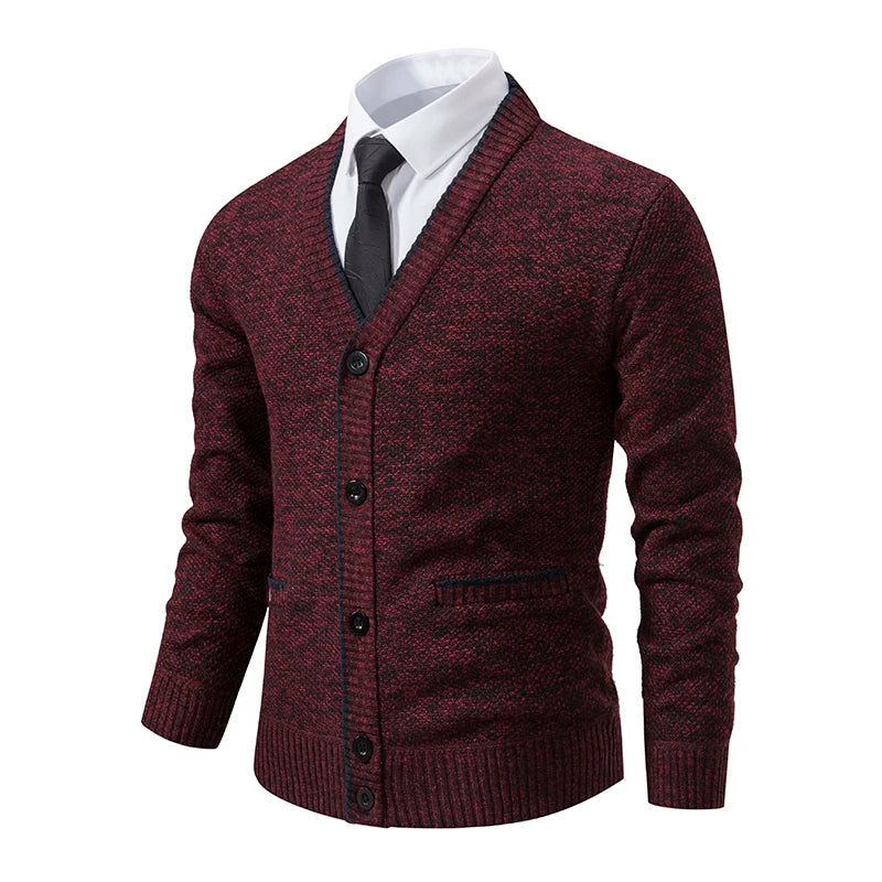 Bordeaux herre cardigan med knapper, klassisk design, kombineret med hvid skjorte og sort slips. Perfekt til stilfulde, formelle lejligheder.