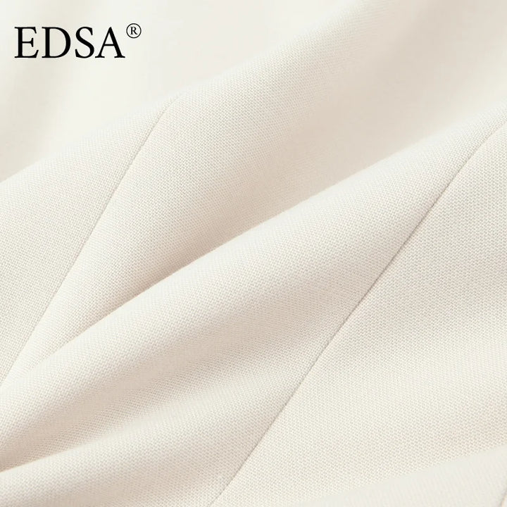 EDSA hvidt stof med tekstur, nærbillede. Blødt, holdbart materiale ideelt til tøj og boligindretning. Høj kvalitet, minimalistisk design.