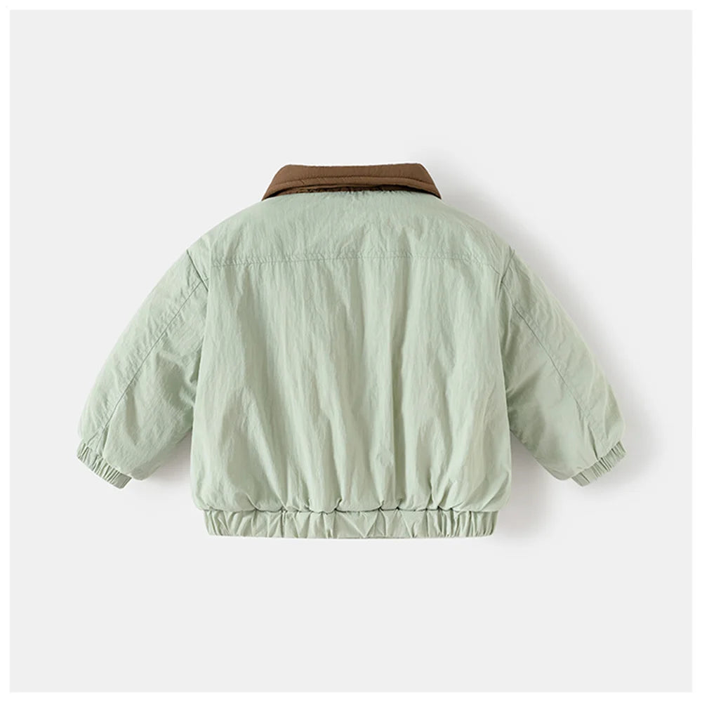 Lysegrøn børnejakke med brun krave, elastiske manchetter og talje. Perfekt til forår og efterår. Komfortabel og stilfuld overtøj til børn.