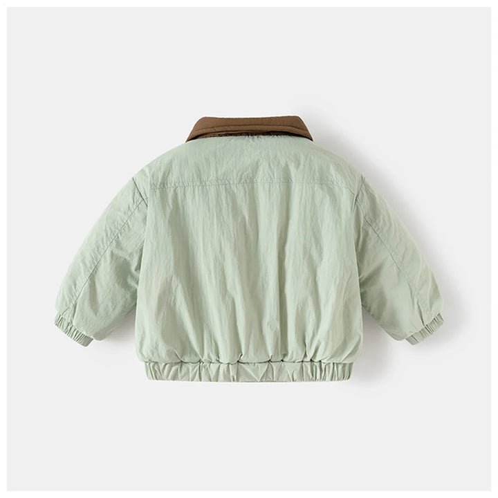 Lysegrøn børnejakke med brun krave, elastiske manchetter og talje. Perfekt til forår og efterår. Komfortabel og stilfuld overtøj til børn.