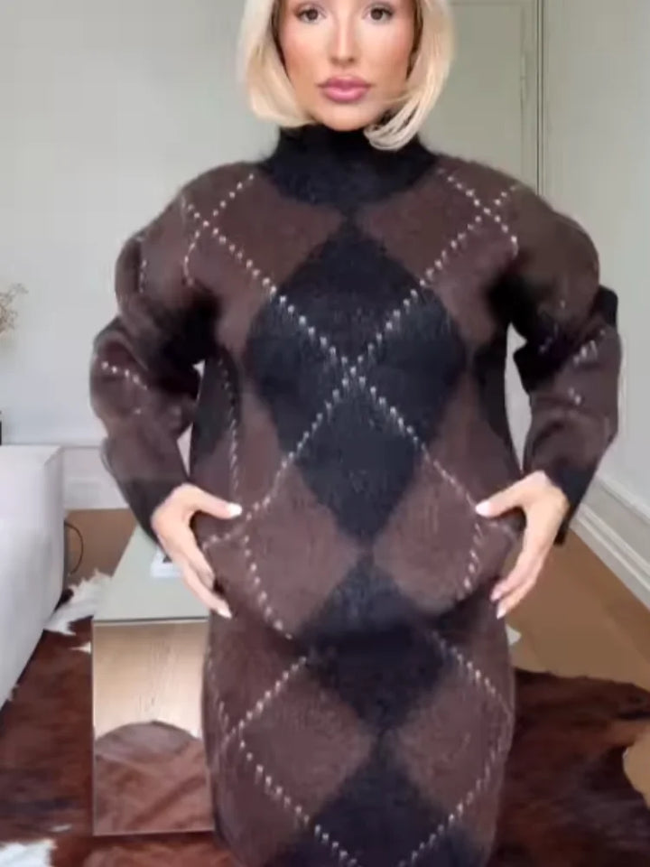 Kvinde iført brun og sort ternet sweaterkjole i stue. Moderne mode, vintertøj, komfortabelt design. Perfekt til stilfulde, kolde dage.