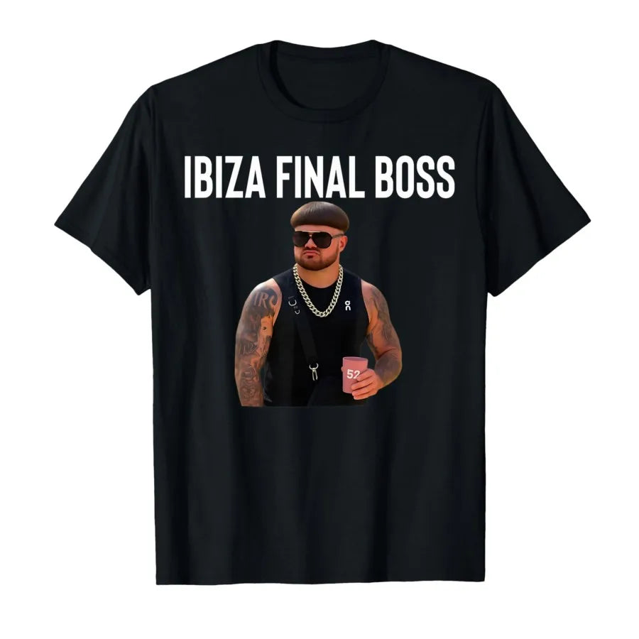 Sort t-shirt med teksten "Ibiza Final Boss" og billede af muskuløs mand med tatoveringer, solbriller og kasket, der holder en kop.
