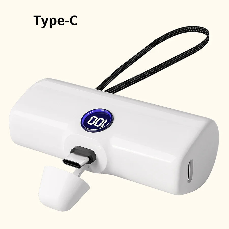 Hvid Type-C støvprop med blåt Oi! logo og sort rem. Beskytter USB-C porte mod støv og snavs. Praktisk tilbehør til smartphones og tablets.