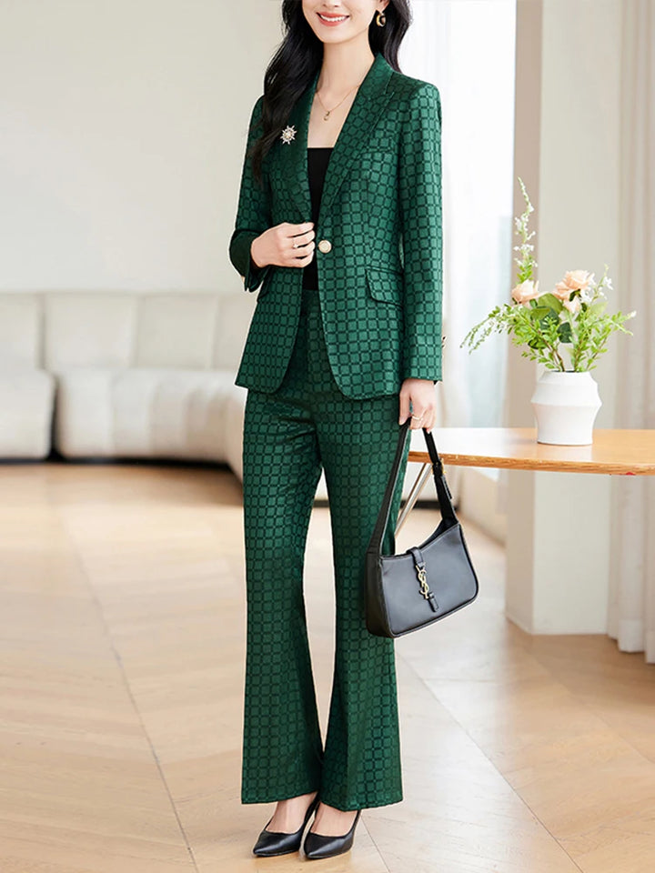 Kvinde i grønternet jakkesæt med sort taske og højhælede sko, står i moderne stue. Elegant mode, stilfuldt tøj, kvindelig business look.