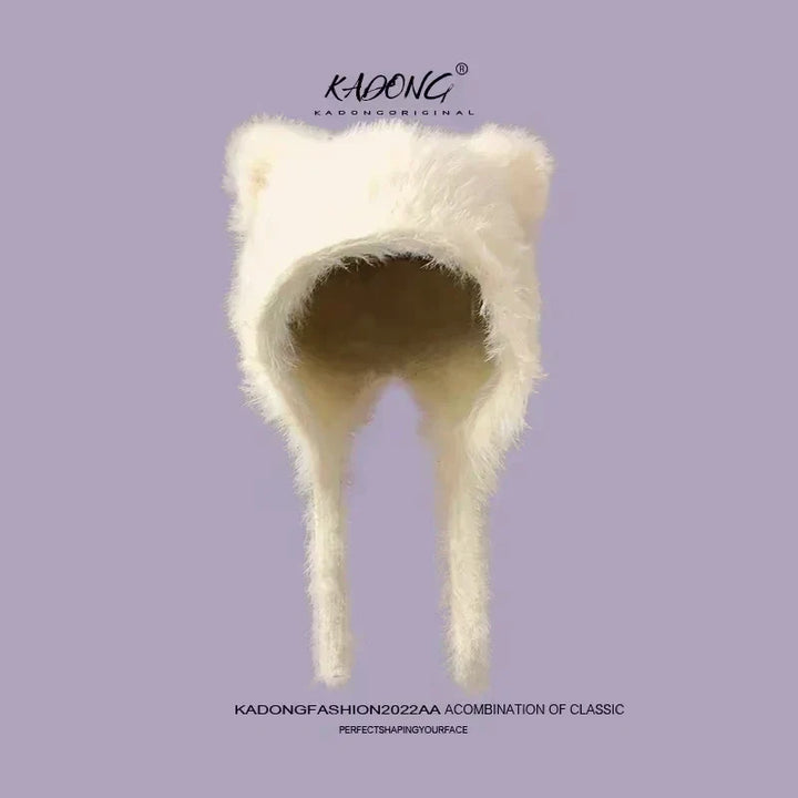 Hvid, fluffy vinterhue med øreformet design på lilla baggrund. Moderigtig og varm hue til kvinder. Perfekt til koldt vejr og stilbevidste.