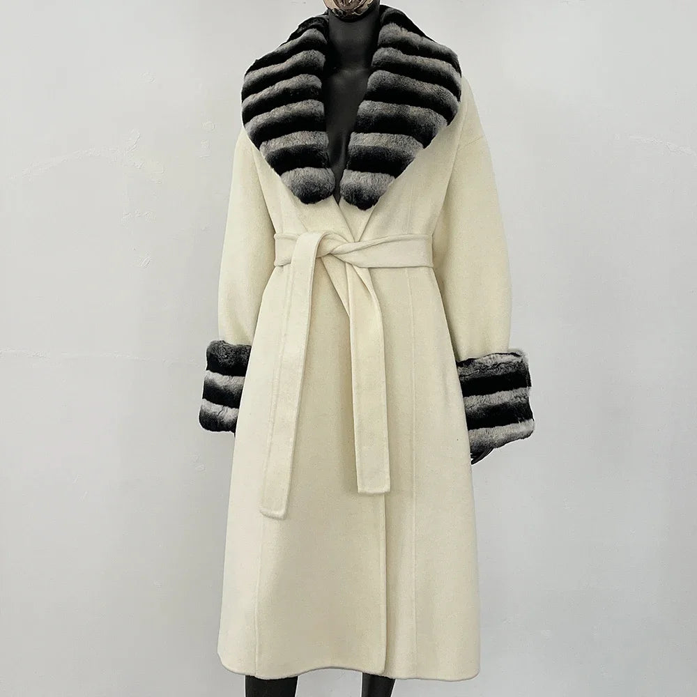 Hvid uldfrakke med sortstribet pelskrave og manchetter, bælte i taljen. Elegant vintermode, luksuriøs overtøj til kvinder.