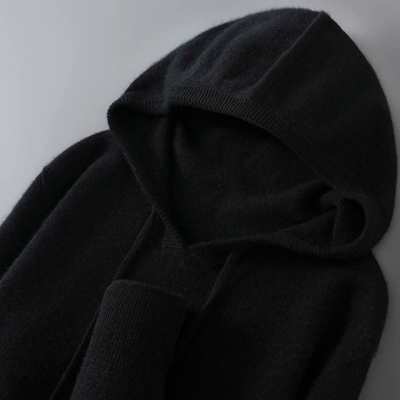 Sort hættetrøje i blødt materiale, minimalistisk design, perfekt til efterår og vinter. Komfortabel og stilfuld beklædning til hverdagsbrug.