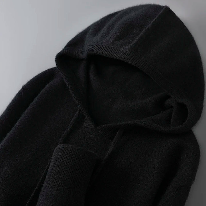 Sort hættetrøje i blødt materiale, minimalistisk design, perfekt til efterår og vinter. Komfortabel og stilfuld beklædning til hverdagsbrug.