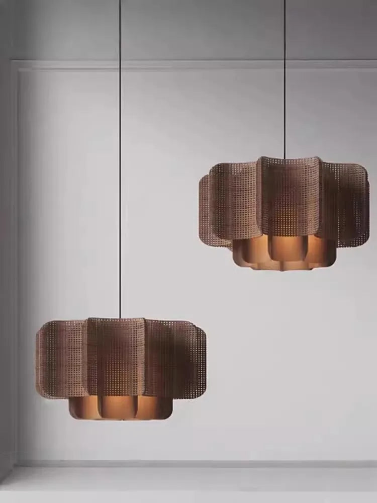 To moderne, brune pendellamper i industriel stil hænger fra loftet mod en hvid væg. Elegant belysning, skandinavisk design, interiørindretning.