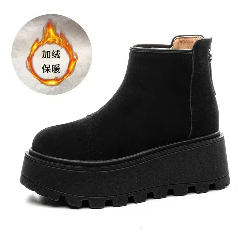 Sort ankelstøvle med høj plateau sål, lavet af ruskind. Støvlen har lynlås bagpå og er designet til vinterbrug. Komfortabel og stilfuld fodtøj.