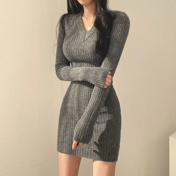 Julia Elegant ribbineulottu minimekko | V-kaula-aukko ja pitkät hihat