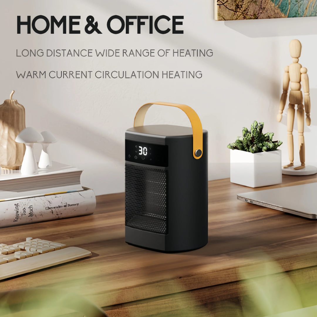 Bærbar sort varmeblæser med digitalt display på træbord i hjemmekontor, omgivet af bøger, planter og træfigur. Effektiv opvarmning til hjem og kontor.