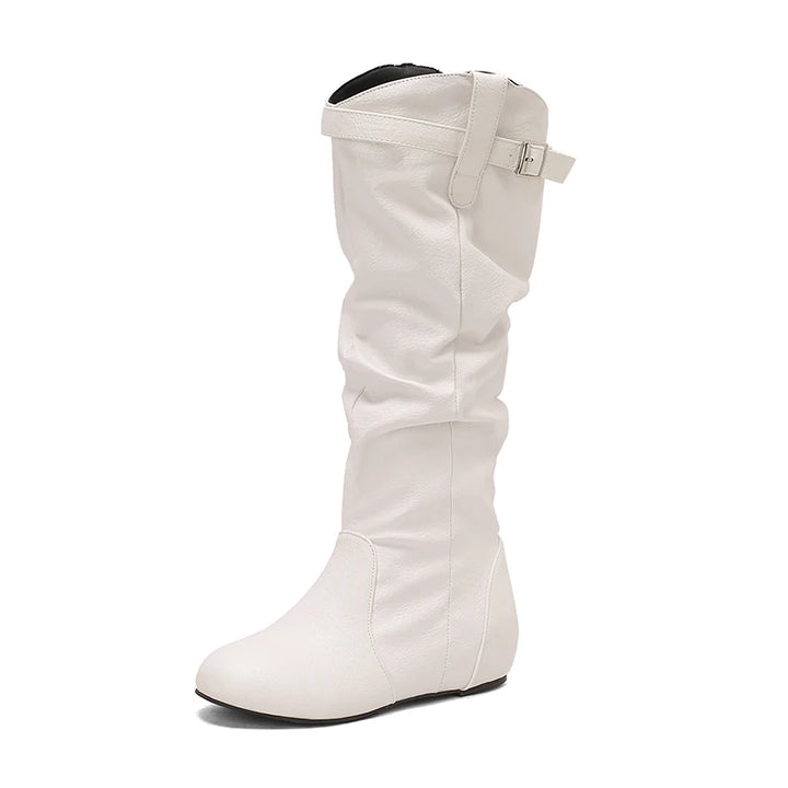 Hvid knæhøj støvle i læder med spænde, flad sål og rund tå. Stilfuldt fodtøj til kvinder, perfekt til vintermode og komfort.