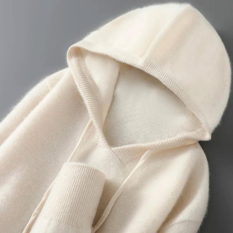 Beige hættetrøje i blødt kashmir, minimalistisk design, tæt strik, komfortabel og stilfuld, perfekt til efterår og vintermode.