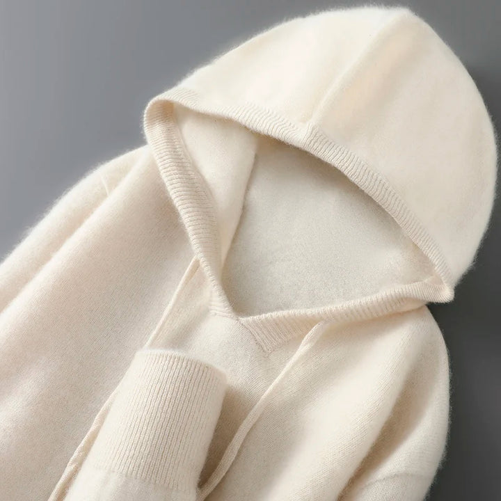 Beige hættetrøje i blødt kashmir, minimalistisk design, tæt strik, komfortabel og stilfuld, perfekt til efterår og vintermode.