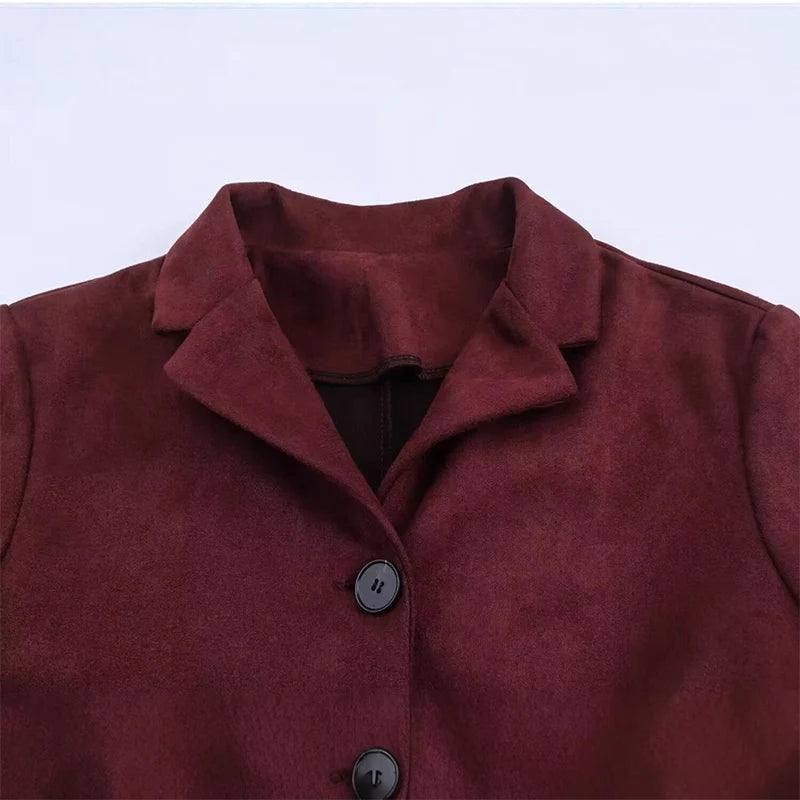 Bordeaux rød jakke med klassisk krave og sorte knapper. Stilfuldt design til efterår og vinter. Perfekt til både formelle og afslappede lejligheder.