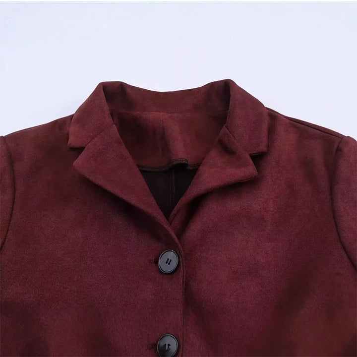 Bordeaux rød jakke med klassisk krave og sorte knapper. Stilfuldt design til efterår og vinter. Perfekt til både formelle og afslappede lejligheder.