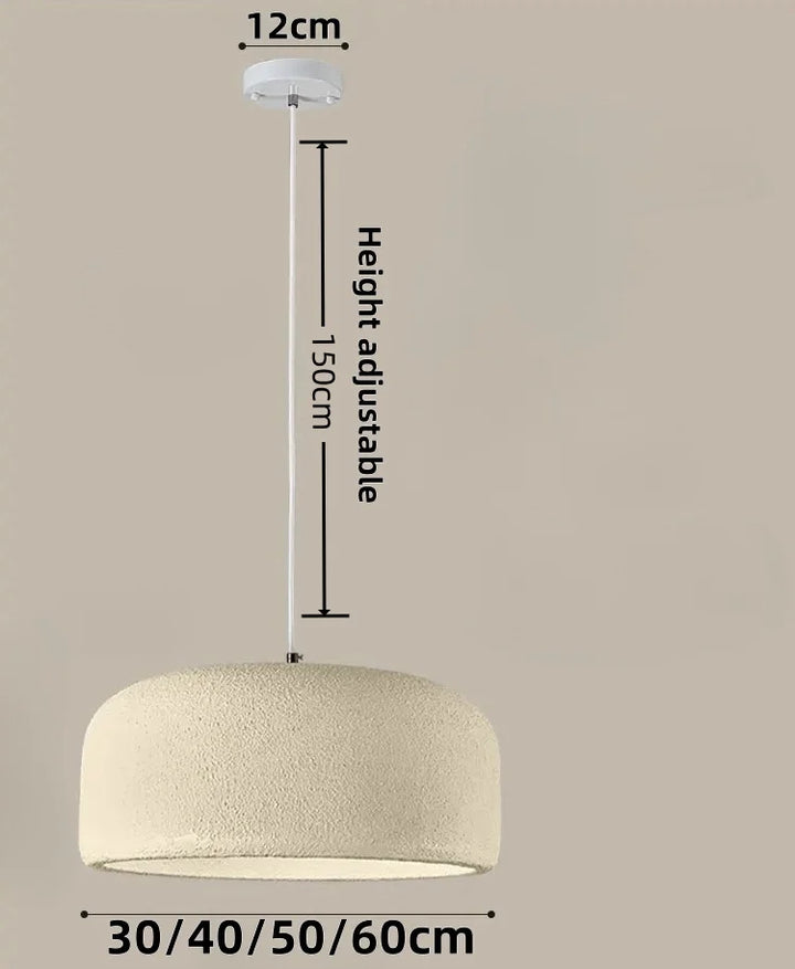 Hængelampe i beige med justerbar højde op til 150 cm, fås i størrelser 30/40/50/60 cm. Moderne design, ideel til stue eller køkkenbelysning.