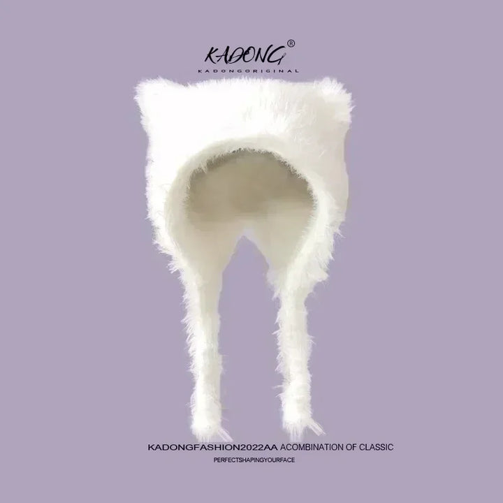 Hvid, fluffy vinterhue med øreformet design og lange kvaster, perfekt til koldt vejr. Stilfuldt og varmt tilbehør til vintermode.