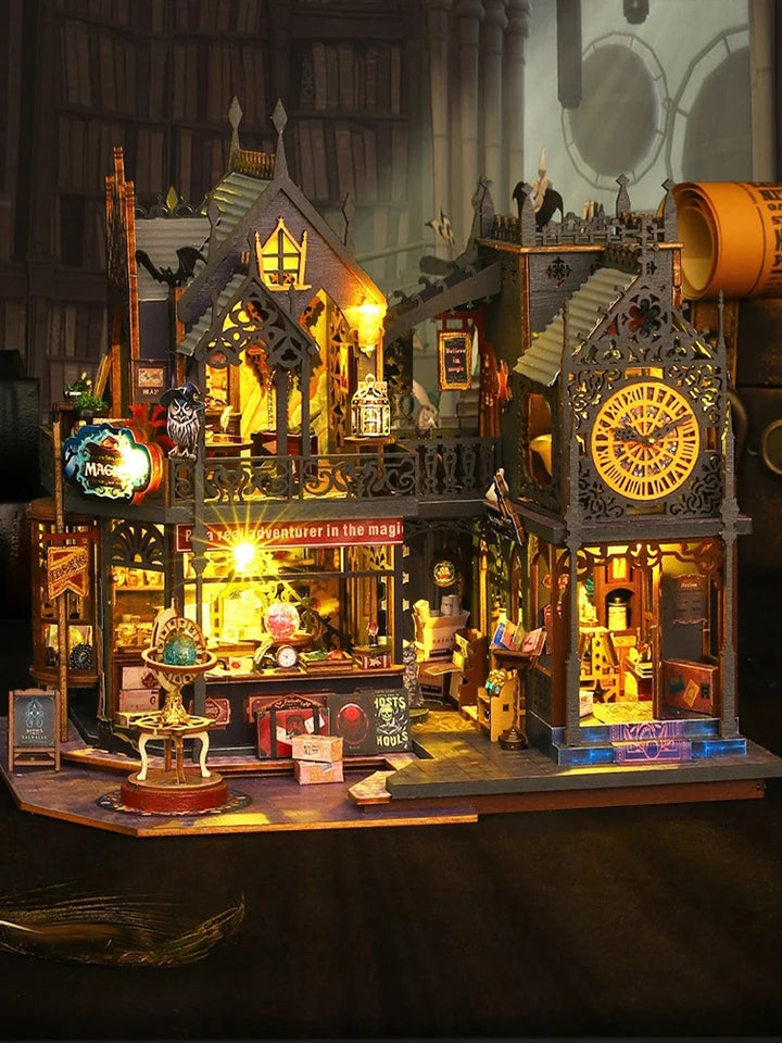 Miniature model af en magisk butik med detaljeret interiør, oplyst facade og dekorative elementer. Perfekt til hobbyentusiaster og samlere.