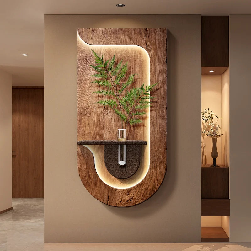 Vægmonteret indendørs vandfontæne i træ med LED-lys og grønne bregner, moderne design, dekorativt element til hjemmet, afslappende atmosfære.